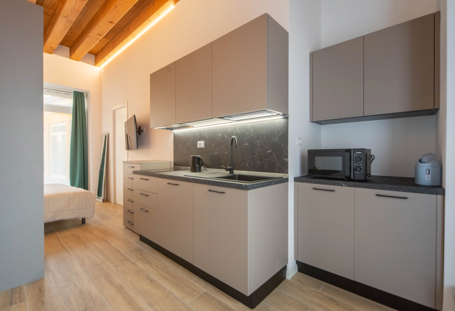 cucina con tende oscuranti