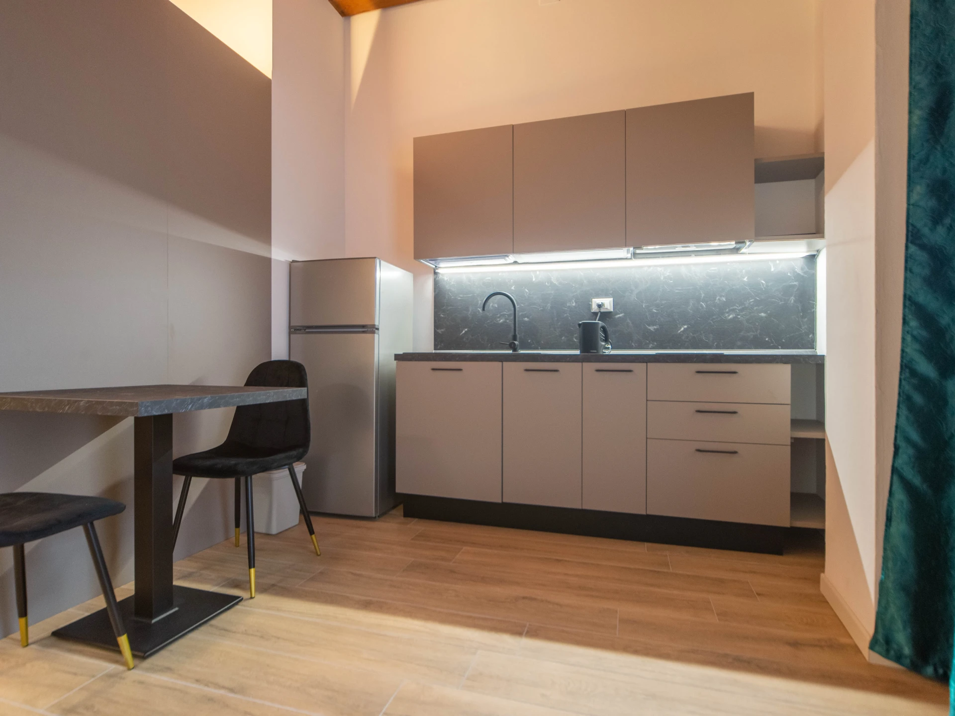 cucina con tende oscuranti