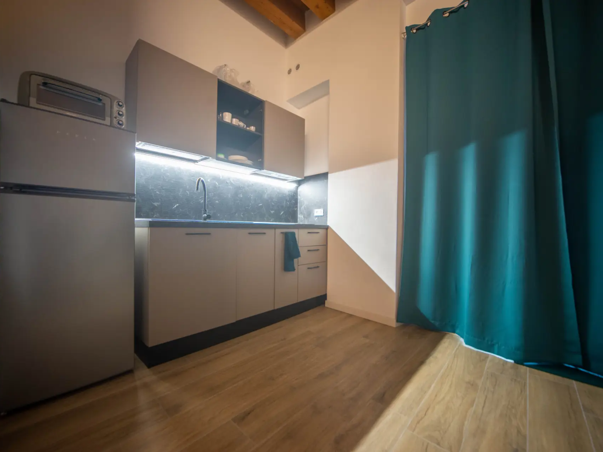 cucina con tende oscuranti